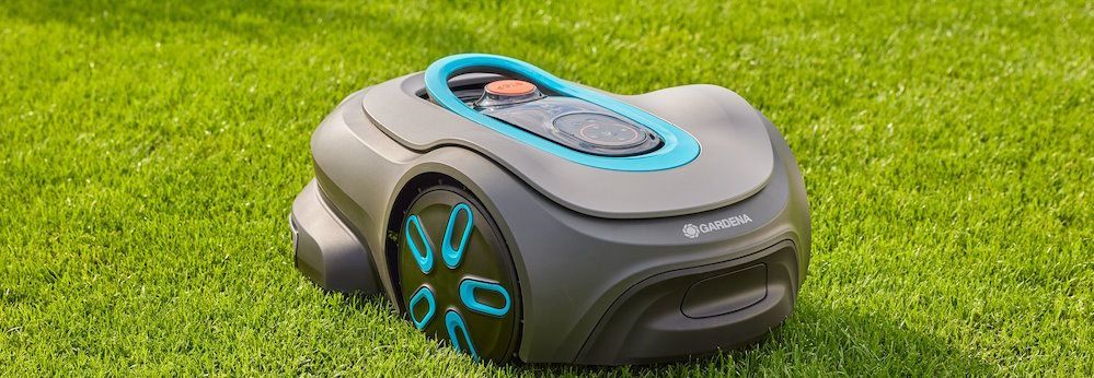 Ein Rasenmähroboter auf einem Rasen.
